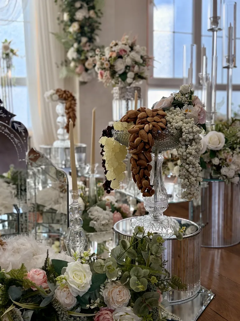 بادام و گل‌های سفره در جانان اسکای لانژ